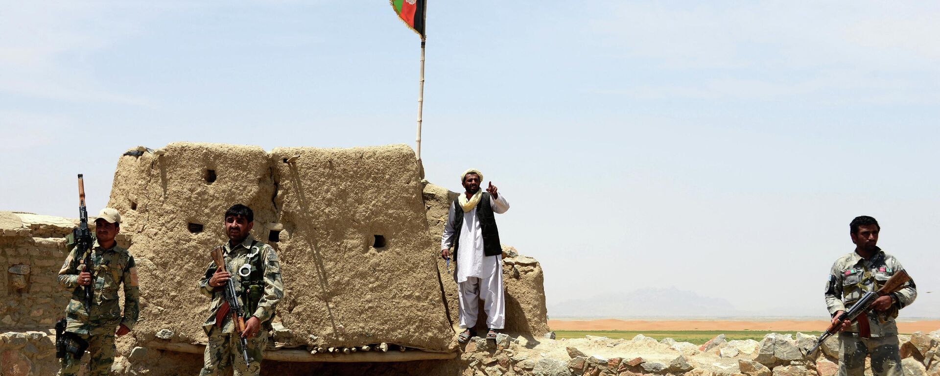 Afghan Border Police personnel keep watch during an ongoing battle between Pakistani and Afghan Border forces near the Durand line at Spin Boldak, in southern Kandahar province on May 5, 2017. - Sputnik International, 1920, 15.09.2022