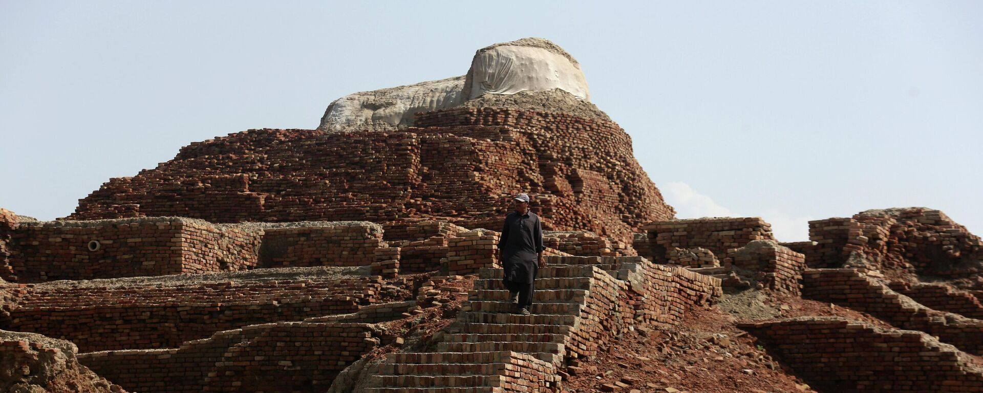 A Pakistani man walks in Mohenjo Daro, a UNESCO World Heritage Site, after heavy rainfall in Larkana District, of Sindh, Pakistan, Tuesday, Sept. 6, 2022.  - Sputnik International, 1920, 15.09.2022