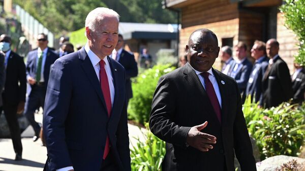 President Joe Biden with South Africa President Cyril Ramaphosa during the G7 summit in Cornwall, England, Saturday June 12, 2021 - Sputnik International