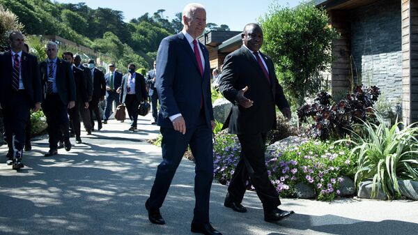 US President Joe Biden and South Africa's President Cyril Ramaphosa walk to a working session at the G7 summit in Cornwall, England, Saturday June 12, 2021. (Brendan Smialowski/Pool via AP) - Sputnik International