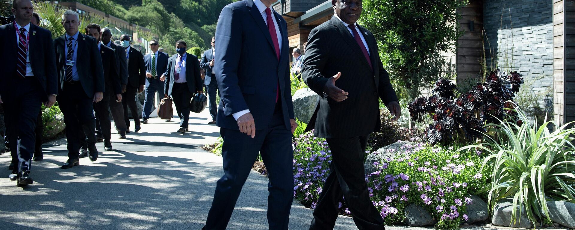 US President Joe Biden and South Africa's President Cyril Ramaphosa walk to a working session at the G7 summit in Cornwall, England, Saturday June 12, 2021. (Brendan Smialowski/Pool via AP) - Sputnik International, 1920, 12.12.2022