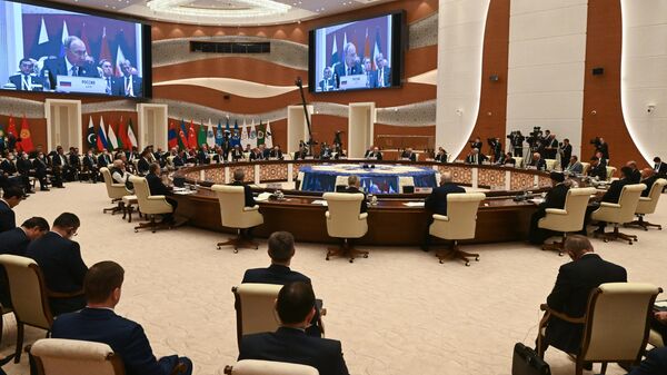 Президент РФ Владимир Путин выступает на заседании Совета глав стран-участниц ШОС в расширенном составе в Самарканде, Узбекистан - Sputnik International