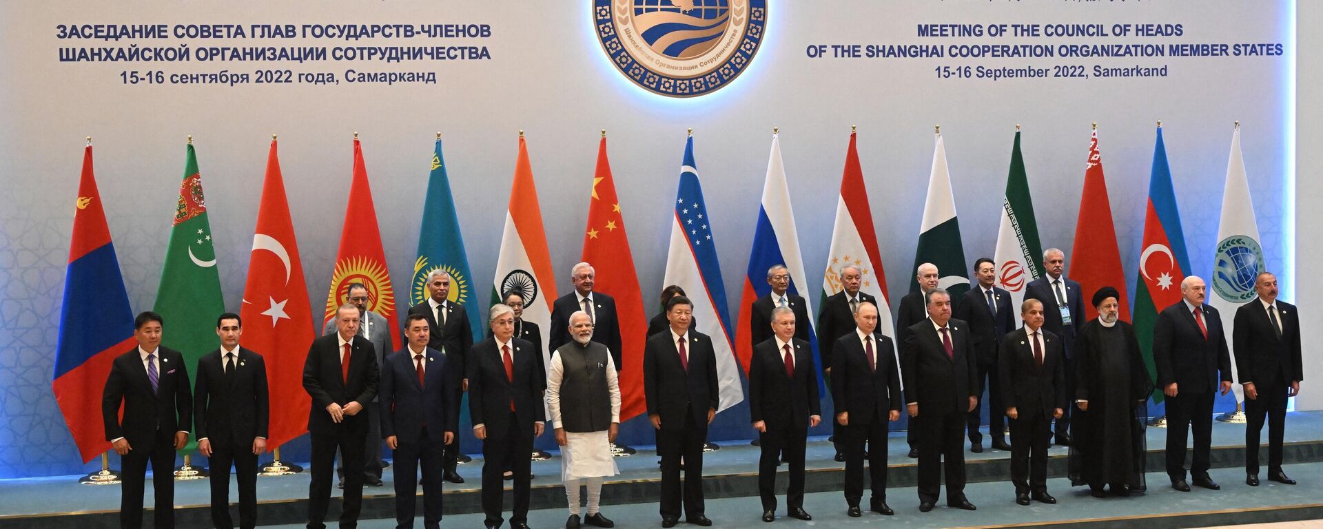 (L-R) Mongolian President Ukhnaa Khurelsukh, Turkmen President Serdar Berdymukhamedov, Turkish President Recep Tayyip Erdogan, Kazakh President Kassym-Jomart Tokayev, Indian Prime Minister Narendra Modi, Chinese President Xi Jinping, Uzbek President Shavkat Mirziyoyev, Russian President Vladimir Putin, Tajik President Emomali Rahmon, Pakistani Prime Minister Shahbaz Sharif, Iranian President Ebrahim Raisi, Belarusian President Alexander Lukashenko and Azerbaijani President Ilham Aliyev pose for a family photo before the meeting in an expanded format at the Shanghai Cooperation Organisation (SCO) leaders' summit in Samarkand on September 16, 2022. - Sputnik International, 1920, 04.09.2025