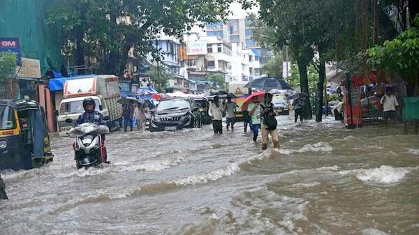 Mumbai Rain Today: The city roadswere waterlogged and traffic movement was affected - Sputnik International