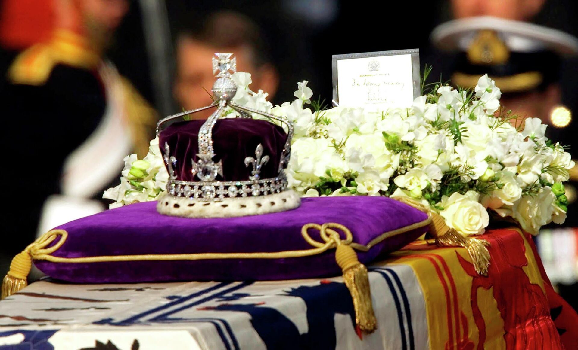 FILE - The Koh-i-noor, or mountain of light, diamond, set in the Maltese Cross at the front of the crown made for Britain's late Queen Mother Elizabeth, is seen on her coffin, along with her personal standard, a wreath and a note from her daughter, Queen Elizabeth II, as it is drawn to London's Westminster Hall in this April 5, 2002. Hundreds of thousands of people are expected to flock to London’s medieval Westminster Hall from Wednesday, Sept. 14, 2022, to pay their respects to Queen Elizabeth II, whose coffin will lie in state for four days until her funeral on Monday. (AP Photo/Alastair Grant, File) - Sputnik International, 1920, 18.09.2022