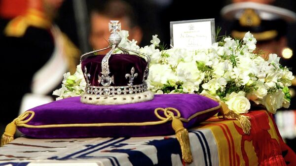 FILE - The Koh-i-noor, or mountain of light, diamond, set in the Maltese Cross at the front of the crown made for Britain's late Queen Mother Elizabeth, is seen on her coffin, along with her personal standard, a wreath and a note from her daughter, Queen Elizabeth II, as it is drawn to London's Westminster Hall in this April 5, 2002. Hundreds of thousands of people are expected to flock to London’s medieval Westminster Hall from Wednesday, Sept. 14, 2022, to pay their respects to Queen Elizabeth II, whose coffin will lie in state for four days until her funeral on Monday. (AP Photo/Alastair Grant, File) - Sputnik International