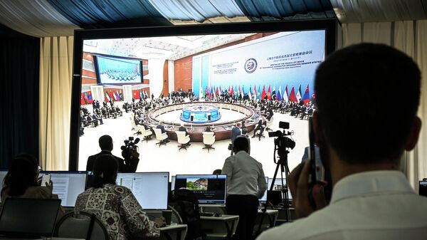 Journalists watch the live broadcast of the plenary session of the Summit of the Shanghai Cooperation Organisation (SCO) on September 16, 2022, in the Summit's press centre. - Sputnik International