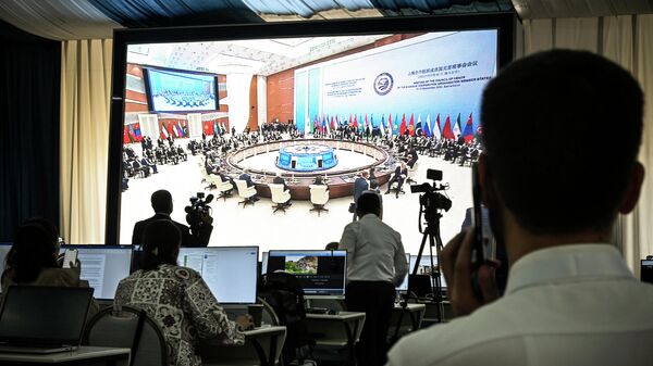 Journalists watch the live broadcast of the plenary session of the Summit of the Shanghai Cooperation Organisation (SCO) on September 16, 2022, in the Summit's press centre.  - Sputnik International