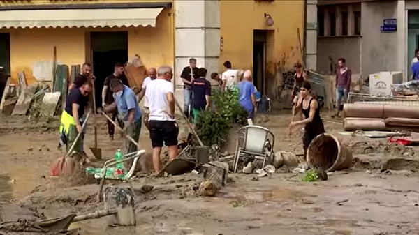 Cleanup after flash flood in central Italy - Sputnik International