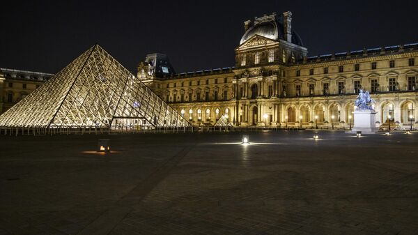 Deserted Louvre esplanade in Paris, France.  - Sputnik International