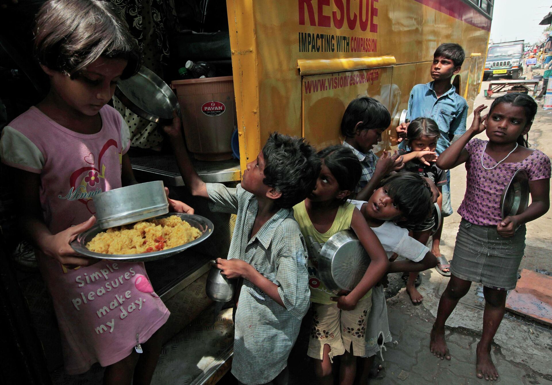 Children from a shanty await their turn to receive free food outside a mobile classroom in Mumbai, India. - Sputnik International, 1920, 17.09.2022
