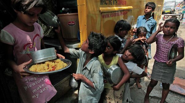 Children from a shanty await their turn to receive free food outside a mobile classroom in Mumbai, India. - Sputnik International