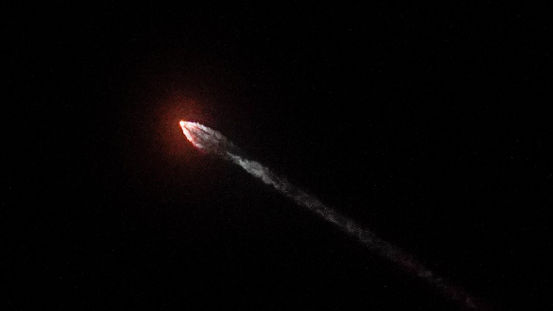 The DART spacecraft, short for Double Asteroid Redirection Test, atop a SpaceX Falcon 9 rocket is seen Tuesday, Nov. 23, 2021, from Simi Valley, Calif. after launching from Vandenberg Space Force Base. - Sputnik International, 1920, 22.09.2022