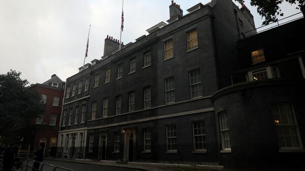 The Union flag flies at half-mast atop of 11 (L) and 10 Downing Street, the official residences of Britain's Chancellor of the Exchequer and Prime Minister, in London on September 9, 2022, a day after Queen Elizabeth II died at the age of 96. - Sputnik International