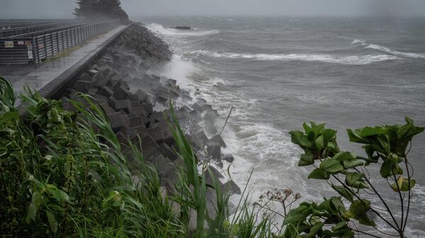 High waves from weather patterns brought about by Typhoon Nanmadol hit the coastline in Minamata, Kumamoto prefecture on September 18, 2022. - Thousands of people were in shelters in southwestern Japan on September 18 as powerful Typhoon Nanmadol churned towards the region, prompting authorities to urge nearly three million residents to evacuate.  - Sputnik International