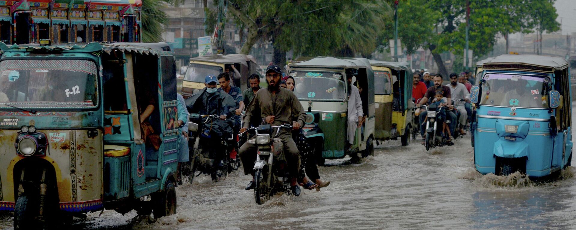 Motorists make their way through a flooded street after heavy rains in Karachi on September 12, 2022. - Sputnik International, 1920, 18.09.2022