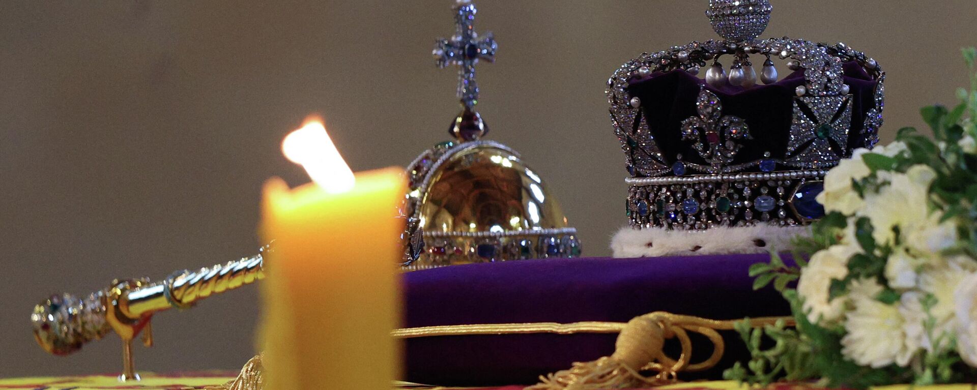 The coffin of Queen Elizabeth II, draped in the Royal Standard and adorned with the Imperial State Crown and the Sovereign's orb and sceptre, is pictured Lying in State inside Westminster Hall, at the Palace of Westminster in London on September 18, 2022 - Sputnik International, 1920, 18.09.2022