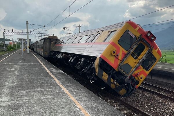Поврежденный поезд в результате землетрясения на Тайване  - Sputnik International