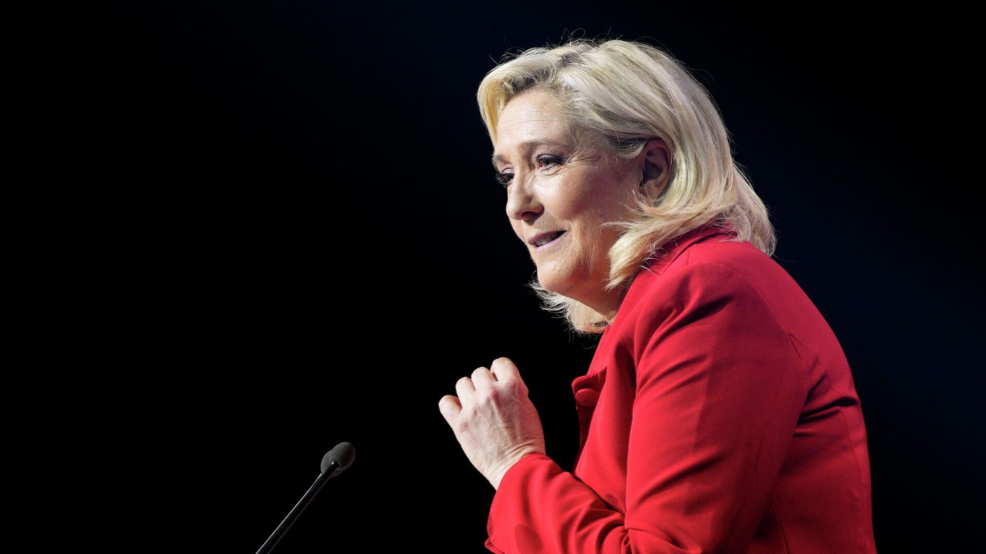 French right-wing politician Marine Le Pen delivers a speech during a meeting in Avignon, south of France, Thursday, April 14, 2022. Le Pen is trying to unseat centrist President Emmanuel Macron, who has a slim lead in polls ahead of France's April 24 presidential runoff election. (AP Photo/Daniel Cole) - Sputnik International, 1920, 20.03.2023