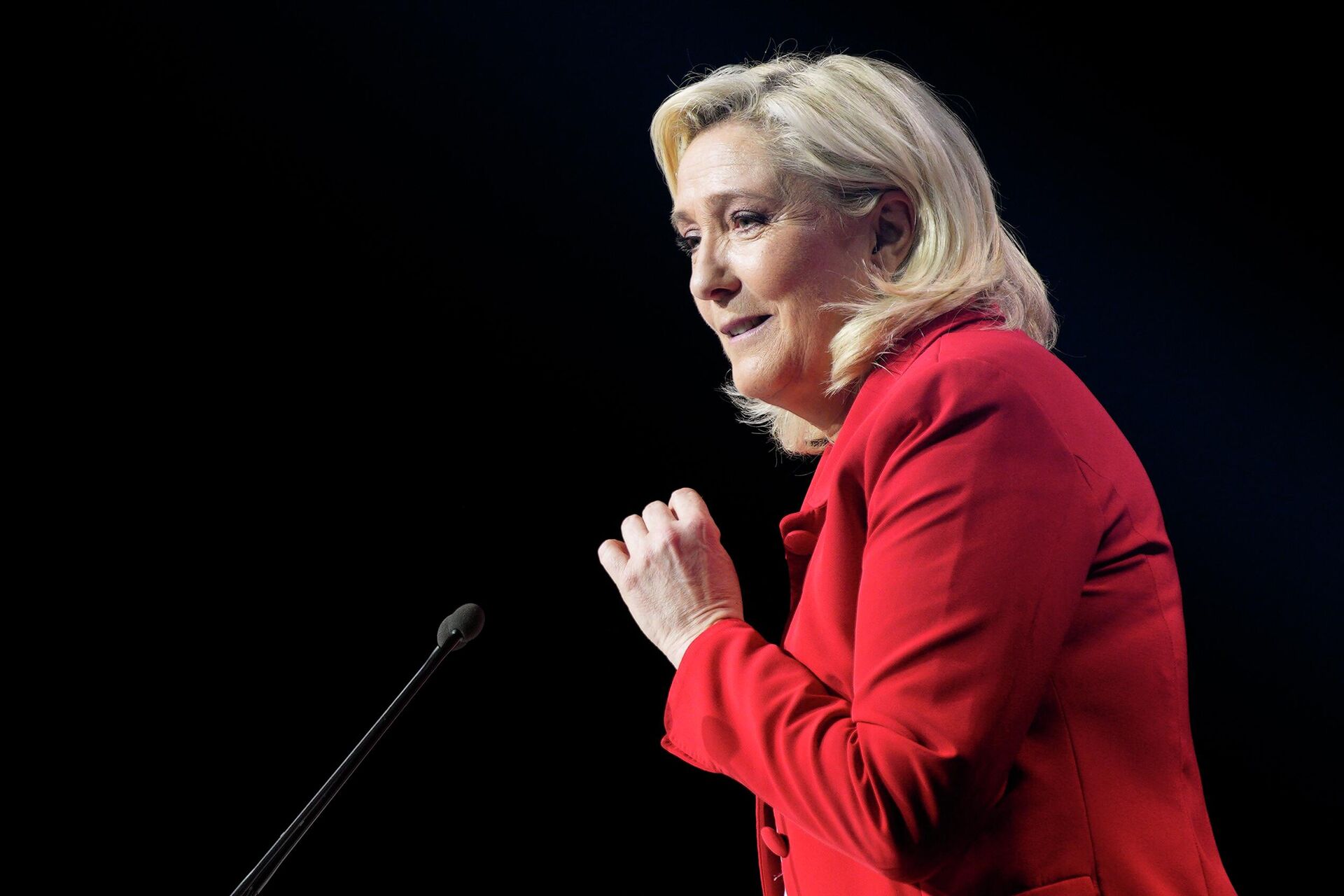 French right-wing politician Marine Le Pen delivers a speech during a meeting in Avignon, south of France, Thursday, April 14, 2022. Le Pen is trying to unseat centrist President Emmanuel Macron, who has a slim lead in polls ahead of France's April 24 presidential runoff election. (AP Photo/Daniel Cole) - Sputnik International, 1920, 11.01.2023