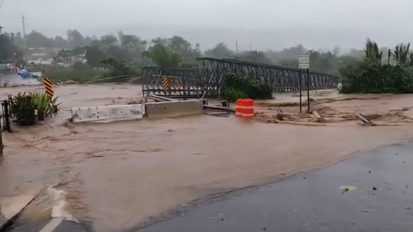 Image captures moment in which a bridge was swept away by rising water levels in Puerto Rico after Hurricane Fiona's Sunday landfall.  - Sputnik International