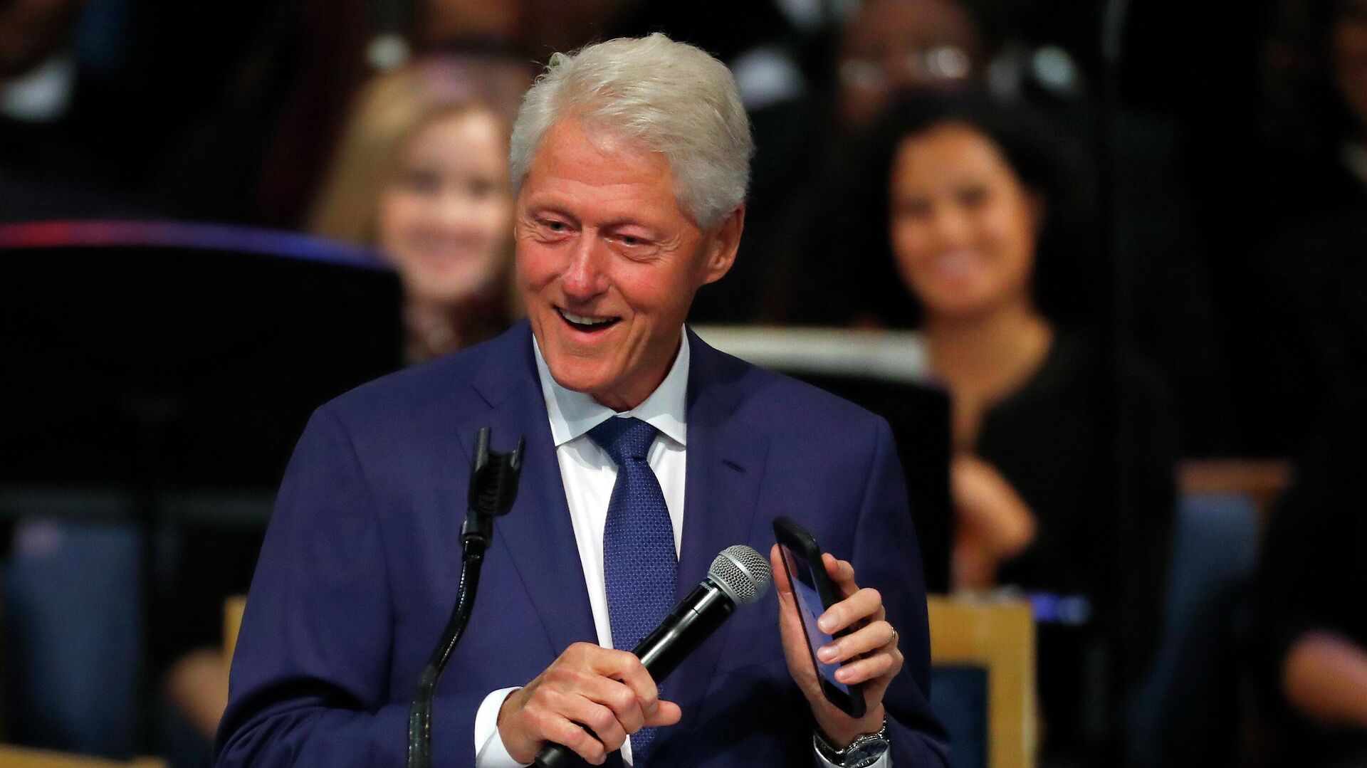 Former President Bill Clinton smiles as he plays a recording of Aretha Franklin on his phone during the funeral service for Franklin at Greater Grace Temple, Friday, Aug. 31, 2018, in Detroit. - Sputnik International, 1920, 18.09.2023