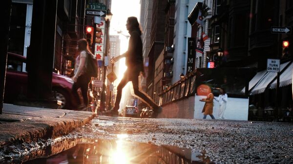 People walk down a street in downtown on April 14, 2022 in Philadelphia, Pennsylvania - Sputnik International