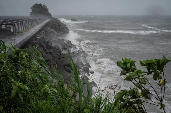 Высокие волны во время тайфуна Нанмадол у береговой линии в Минамате, префектура Кумамото, Япония - Sputnik International