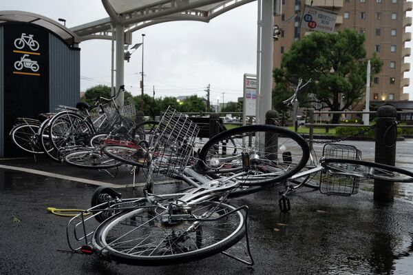 Упавшие велосипеды во время тайфуна Nanmadol в Японии  - Sputnik International
