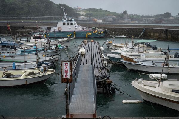 Рыбацкие лодки пришвартованы к причалу во время тайфуна Нанмадол, в порту Минамата, префектура Кумамото - Sputnik International