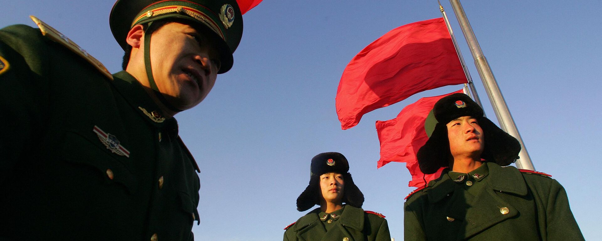 Paramilitary soldiers march beneath red flags on Tiananmen Square for the opening session of China's annual parliament, the National People's Congress (NPC), 05 March 2007 at the Great Hall of the People in Beijing - Sputnik International, 1920, 19.09.2022