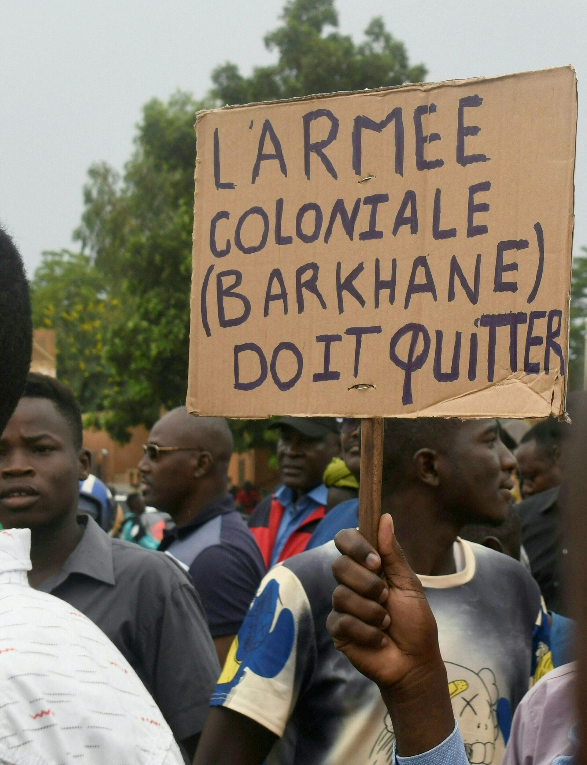 A man holds a placard reading The colonial army (Barkhane) must leave as people demonstrate against French military presence in Niger on September 18, 2022 in Niamey. - French forces first intervened in the Sahel's jihadist emergency in 2013, sending troops to support Malian forces fighting a regional insurgency.
It widened the effort a year later with Operation Barkhane, eventually deploying some 5,100 troops, warplanes and drones in former colonies Chad, Burkina Faso, Mali, Mauritania and Niger. (Photo by Boureima HAMA / AFP) - Sputnik International, 1920, 20.09.2022