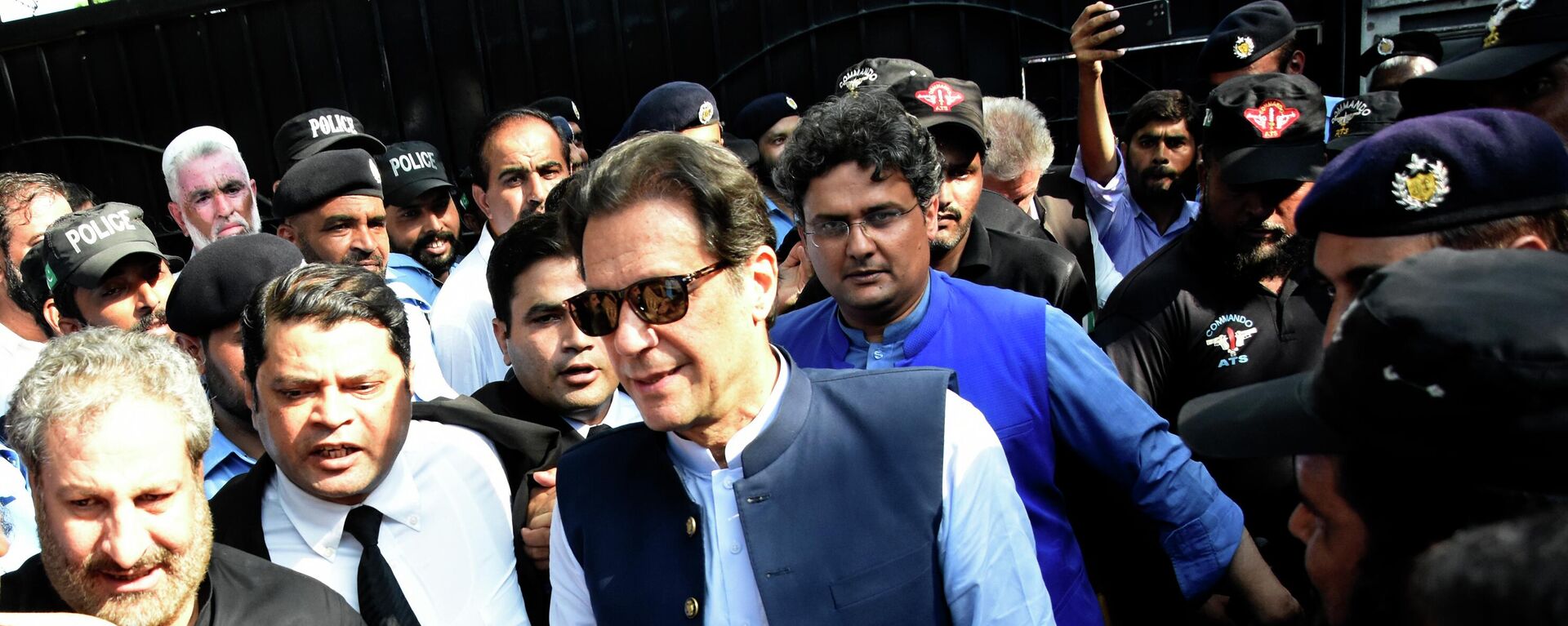 Former Pakistani Prime Minister Imran Khan, center, arrives to the High Court in Islamabad, Pakistan, Wednesday, Aug. 31, 2022. - Sputnik International, 1920, 19.09.2022