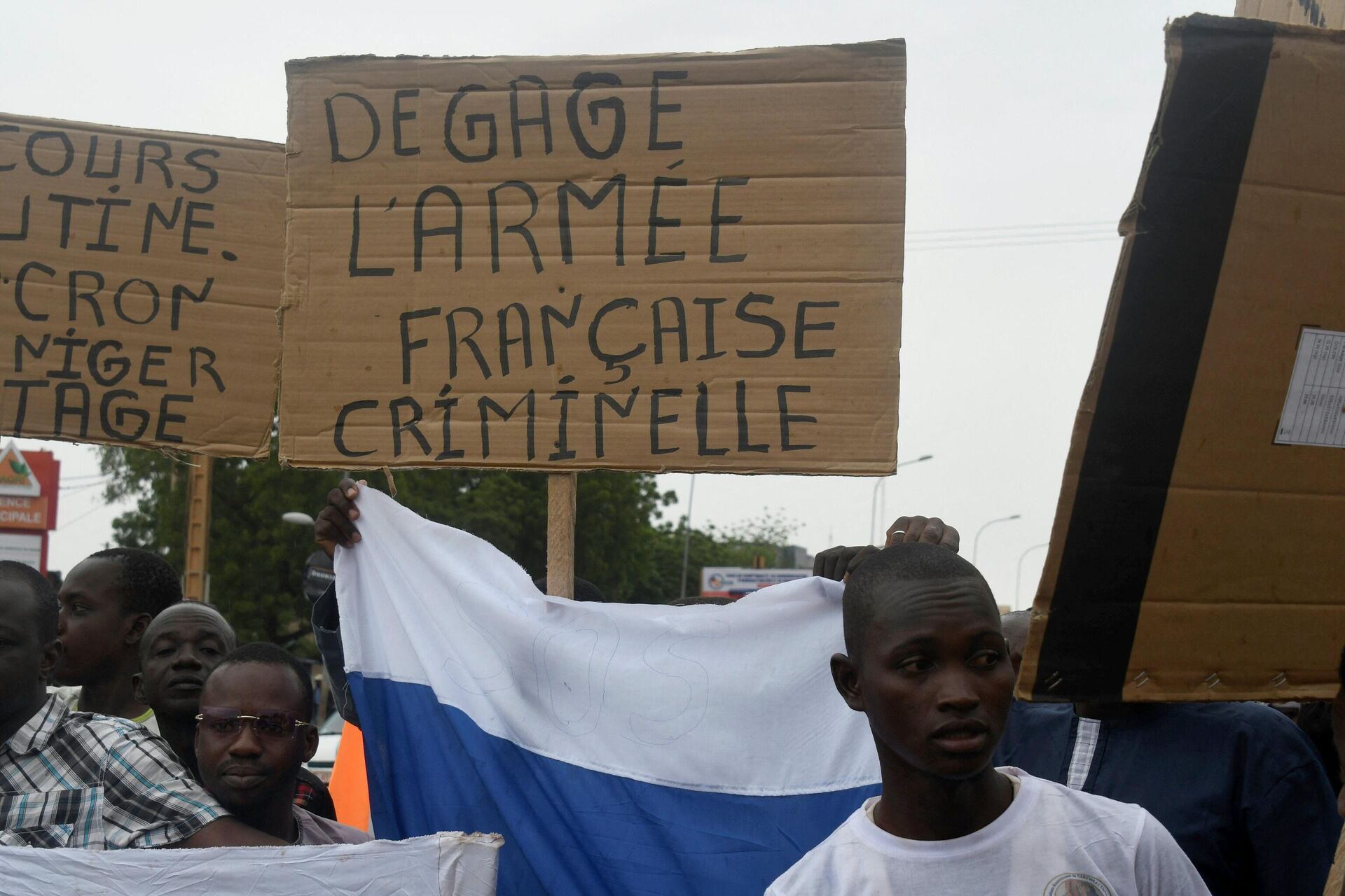 A man holds a placard reading Clear off criminal French army as people demonstrate against French military presence in Niger on September 18, 2022 in Niamey. - French forces first intervened in the Sahel's jihadist emergency in 2013, sending troops to support Malian forces fighting a regional insurgency.
It widened the effort a year later with Operation Barkhane, eventually deploying some 5,100 troops, warplanes and drones in former colonies Chad, Burkina Faso, Mali, Mauritania and Niger. (Photo by Boureima HAMA / AFP) - Sputnik International, 1920, 19.09.2022
