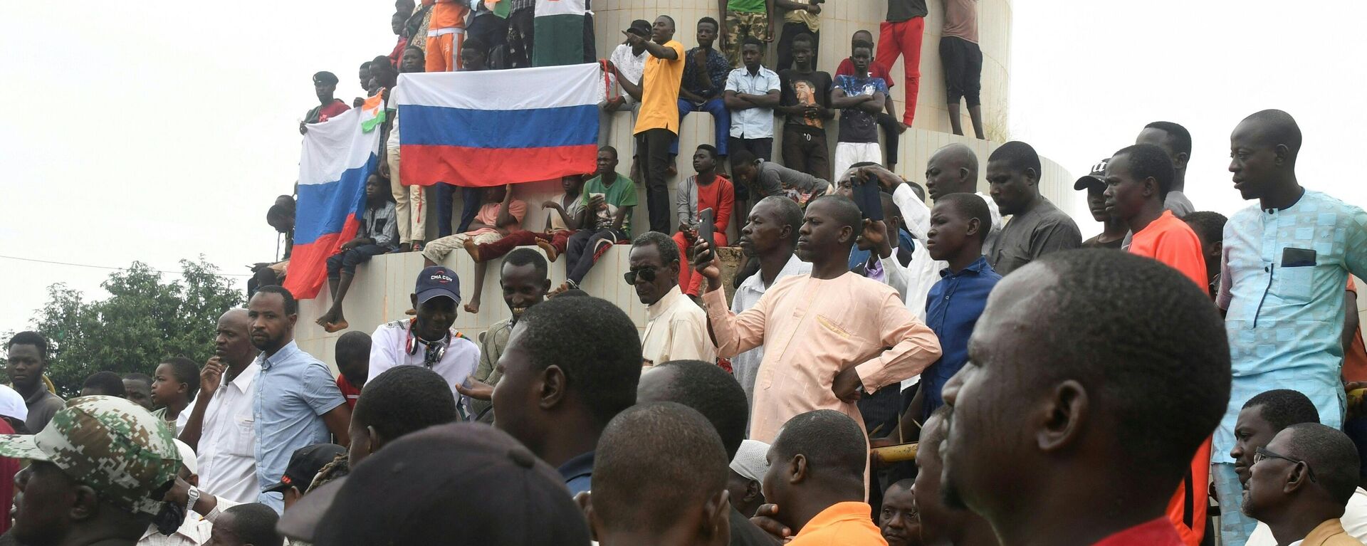 People demonstrate against French military presence in Niger on September 18, 2022 in Niamey. - French forces first intervened in the Sahel's jihadist emergency in 2013, sending troops to support Malian forces fighting a regional insurgency.
It widened the effort a year later with Operation Barkhane, eventually deploying some 5,100 troops, warplanes and drones in former colonies Chad, Burkina Faso, Mali, Mauritania and Niger.  - Sputnik International, 1920, 07.10.2022