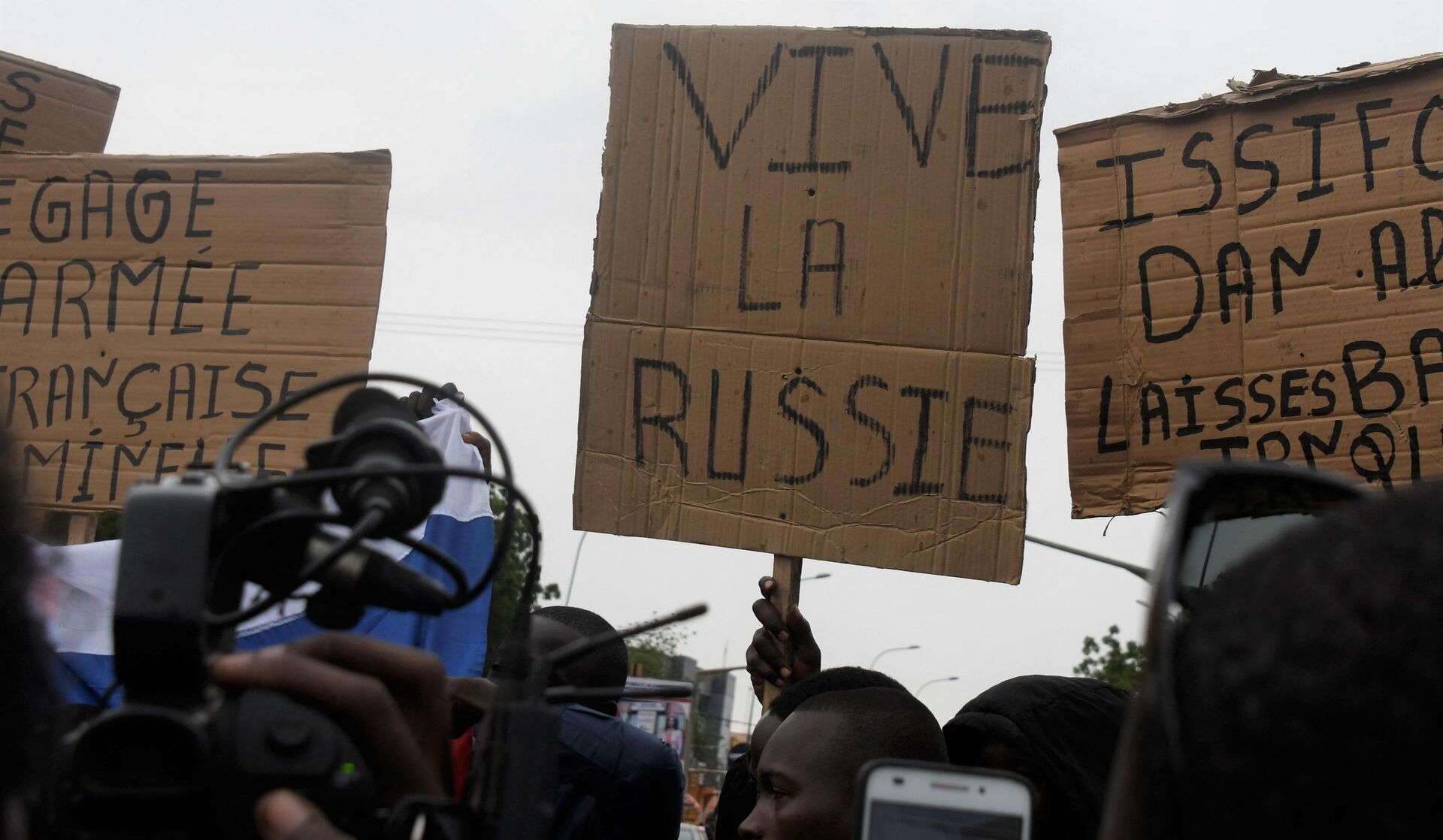 A man holds a placard reading Long live Russia as people demonstrate against French military presence in Niger on September 18, 2022 in Niamey. - French forces first intervened in the Sahel's jihadist emergency in 2013, sending troops to support Malian forces fighting a regional insurgency.
It widened the effort a year later with Operation Barkhane, eventually deploying some 5,100 troops, warplanes and drones in former colonies Chad, Burkina Faso, Mali, Mauritania and Niger.  - Sputnik International, 1920, 19.09.2022