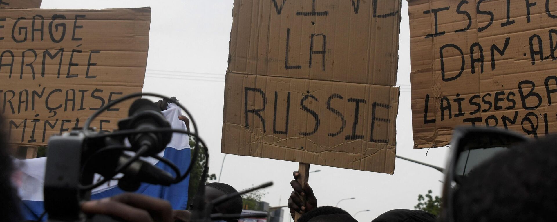 A man holds a placard reading Long live Russia as people demonstrate against French military presence in Niger on September 18, 2022 in Niamey. - French forces first intervened in the Sahel's jihadist emergency in 2013, sending troops to support Malian forces fighting a regional insurgency.
It widened the effort a year later with Operation Barkhane, eventually deploying some 5,100 troops, warplanes and drones in former colonies Chad, Burkina Faso, Mali, Mauritania and Niger.  - Sputnik International, 1920, 20.09.2022