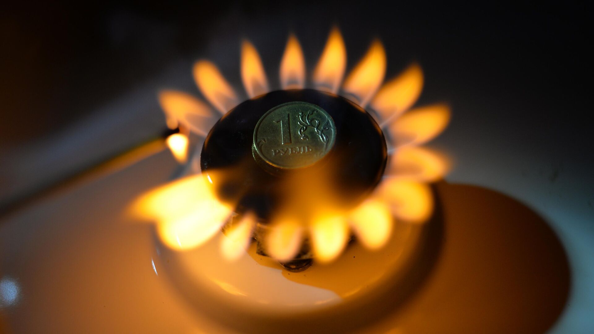 One ruble coin on the burner - Sputnik International, 1920, 19.09.2022