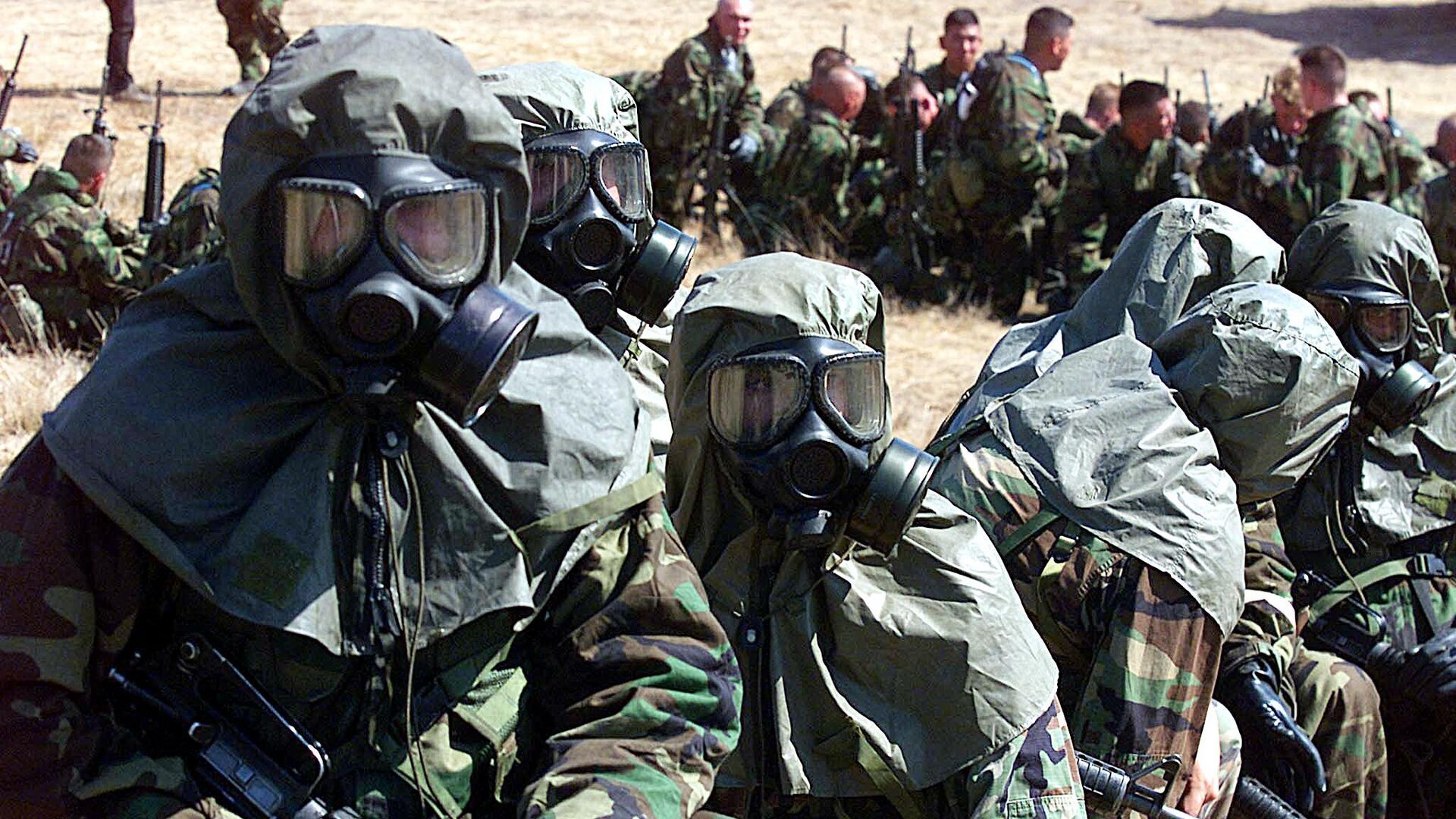 A detachment of US Marines from the 2nd Battalion, 4th Marine Regiment, 1st Marine Division prepare to enter the gas chamber during NBC (Nuclear, Biological and Chemical) warfare training at Camp Pendleton near Oceanside, California, 02 October, 2001.  Marines spent 5 minutes in a gas chamber exposed to CS gas and removed their masked for 10 seconds during the exercise. AFP PHOTO   Mike NELSON (Photo by MIKE NELSON / AFP) - Sputnik International, 1920, 19.09.2022