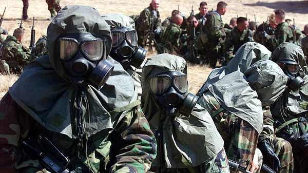 A detachment of US Marines from the 2nd Battalion, 4th Marine Regiment, 1st Marine Division prepare to enter the gas chamber during NBC (Nuclear, Biological and Chemical) warfare training at Camp Pendleton near Oceanside, California, 02 October, 2001.  Marines spent 5 minutes in a gas chamber exposed to CS gas and removed their masked for 10 seconds during the exercise. AFP PHOTO   Mike NELSON (Photo by MIKE NELSON / AFP) - Sputnik International