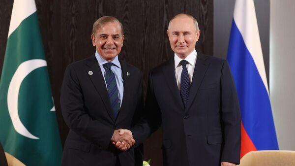 Russian President Vladimir Putin meets with Pakistani Prime Minister Shahbaz Sharif on the sidelines of the 22nd Shanghai Cooperation Organisation Heads of State Council (SCO-HSC) Summit, in Samarkand, Uzbekistan - Sputnik International