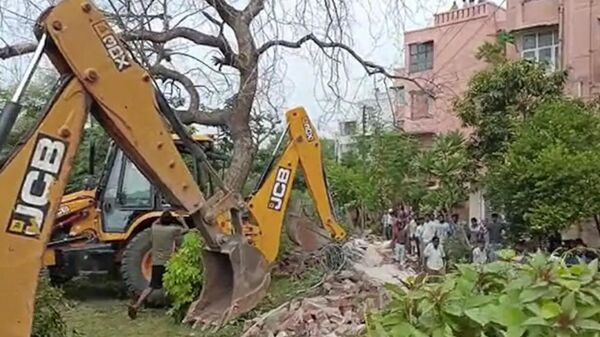Noida Apartment Building's Boundary Wall Collapses  - Sputnik International