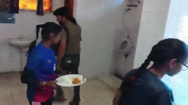 Food served to kabaddi players in  Uttar Pradesh kept in toilet  - Sputnik International