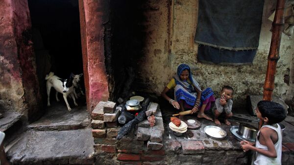 An Indian woman cooks chapati, or Indian bread, in an alley in Varanasi, India, Tuesday, Sept. 3, 2013. - Sputnik International