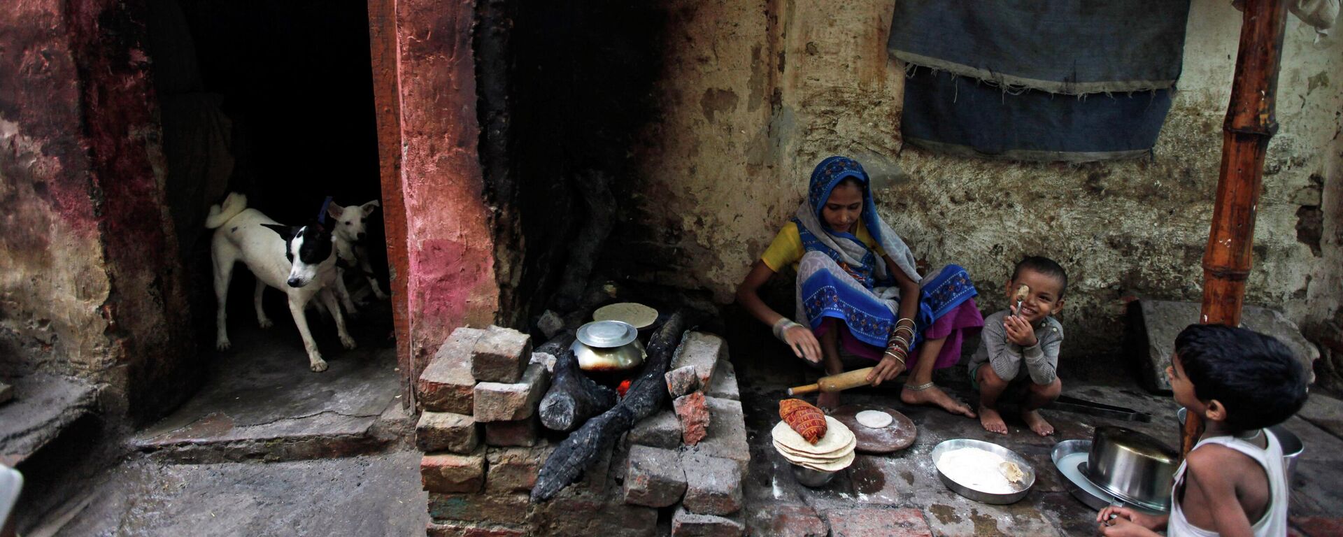 An Indian woman cooks chapati, or Indian bread, in an alley in Varanasi, India, Tuesday, Sept. 3, 2013. - Sputnik International, 1920, 20.09.2022