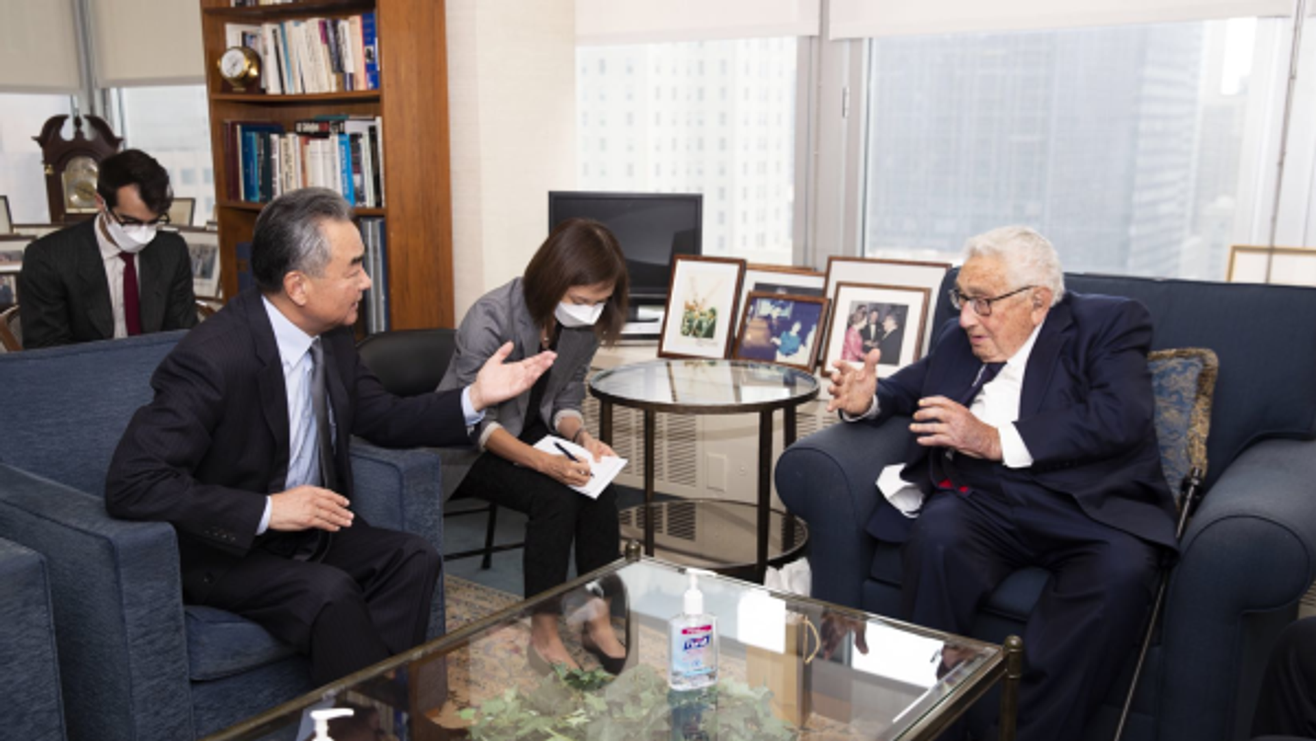 Chinese Foreign Minister Wang Yi meets with ex-US Secretary of State Henry Kissinger  - Sputnik International, 1920, 20.09.2022