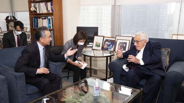 Chinese Foreign Minister Wang Yi meets with ex-US Secretary of State Henry Kissinger  - Sputnik International