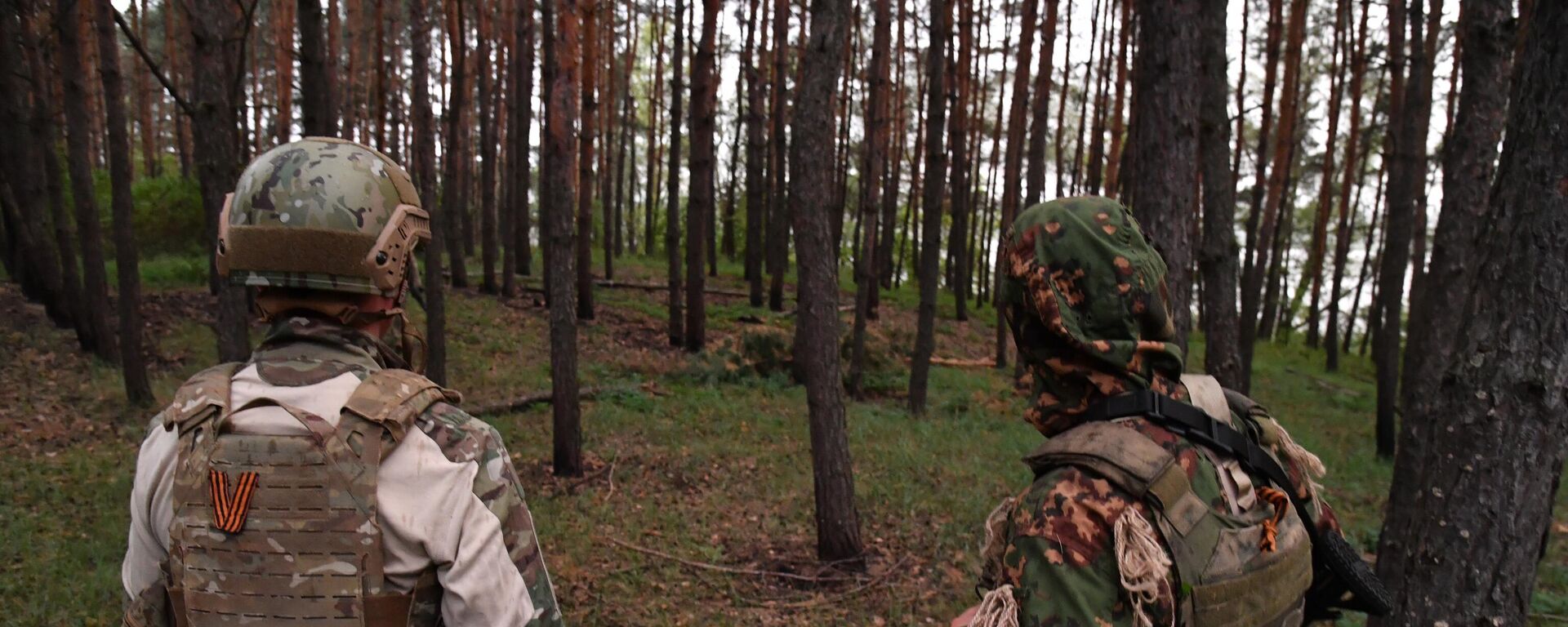 Russian servicemen are seen near a front line, in the course of Russia's military operation in Ukraine, in Kharkov region, Ukraine - Sputnik International, 1920, 20.10.2022