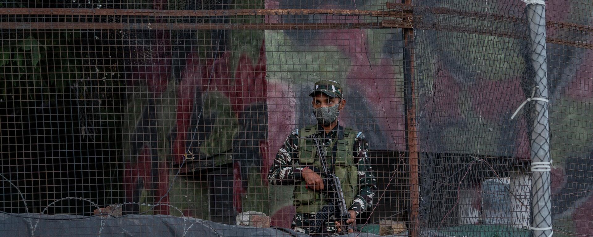 A paramilitary soldier stands outside a bunker near the site of a grenade explosion in Srinagar, Indian controlled Kashmir, Saturday, Aug. 13, 2022. - Sputnik International, 1920, 17.10.2022
