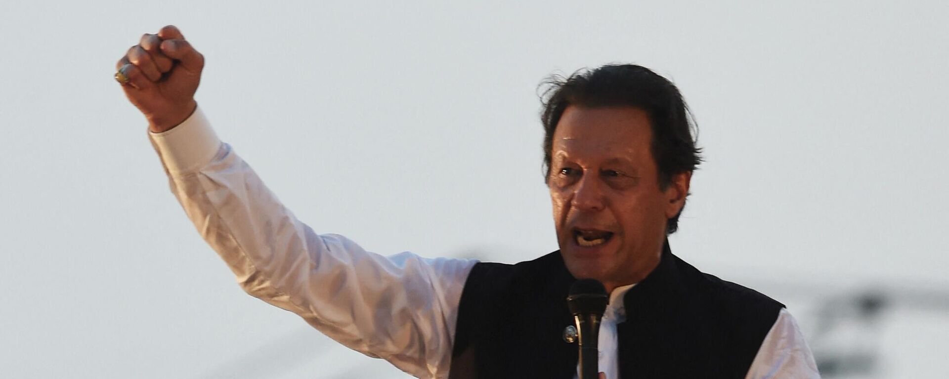 Former Pakistan's prime minister Imran Khan gestures as he speaks during a lawyers convention in Lahore on September 21, 2022. - Sputnik International, 1920, 21.10.2022